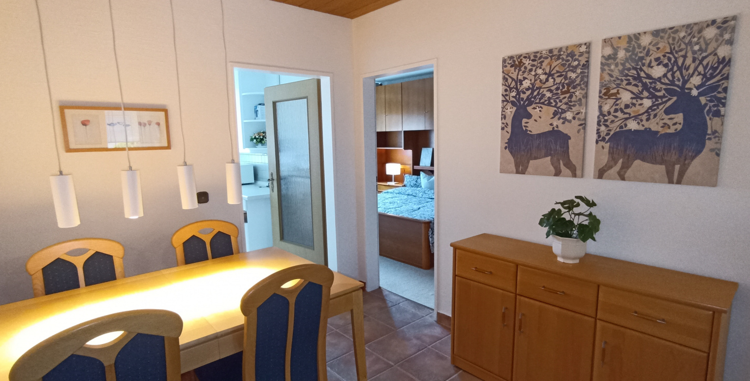Essbereich mit Blick in Küche und Schlafzimmer