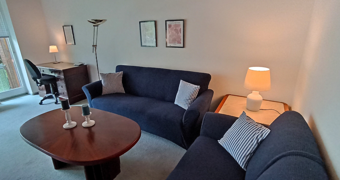 Wohnzimmer mit Arbeitsecke am Fenster